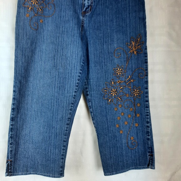 BILL BLASS JEANS STRETCH WOMEN'S 10 BLUE HIGH-RISE‎ EMBROIDERED CAPRI BUTTON ZIP - Picture 3 of 6